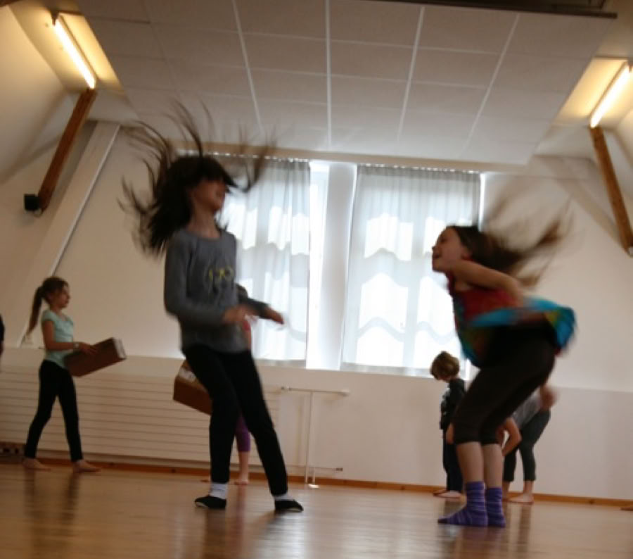 Fesselndes Schwarz-Weiß-Bild eines Breakdancers in Bewegung, der Athletik und Können zur Schau stellt.